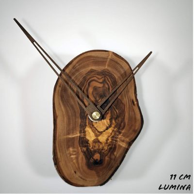 Kleine Wanduhr aus einer dunkel gemaserten Olivenholz-Baumscheibe mit langen, feinen Zeigern