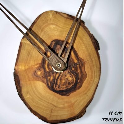 Kleine Wanduhr aus einer Olivenholz-Baumscheibe mit Rindenkante und langen, schmalen Zeigern